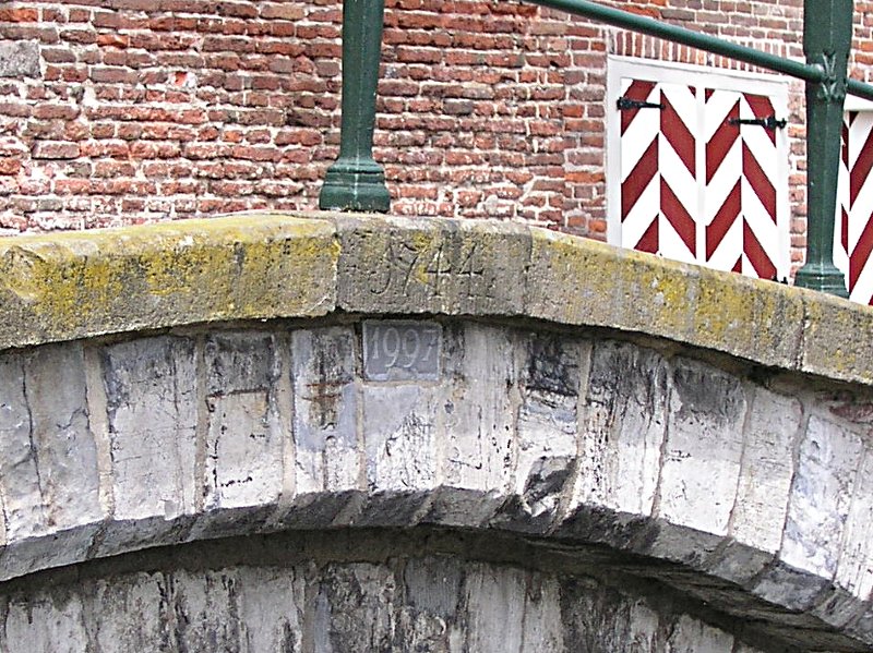Sluitsteen `1744` in de brug over het Spui bij de Koppelpoort